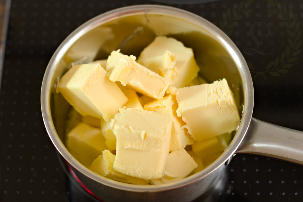 Maslo v rajnici pred roztopením