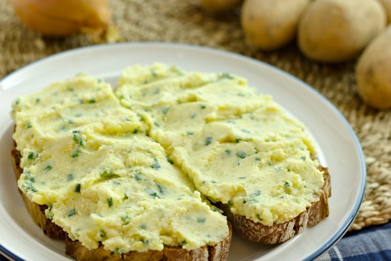 Chlieb pomastený zemiakovou pomazánkou Kartoffelkäse